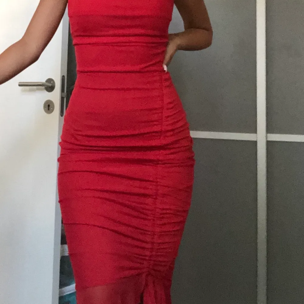 Röd klänning som är oanvänd ( endast testad) råkade beställa dubbletter säljer därav en av de! Köparen står för frakten. Klänningar.