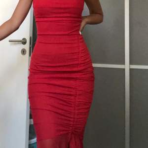 Röd klänning som är oanvänd ( endast testad) råkade beställa dubbletter säljer därav en av de! Köparen står för frakten