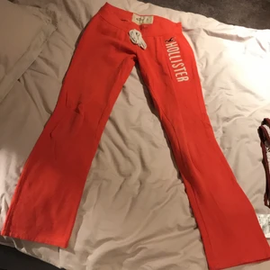 Hollister rosa/persikofärgad mjukisbyxa  - Storlek xs från hollister köpta för några år sedan. Använda men fortfarande i gott skick, lite noppriga går att ta bort :) superfina till sommaren med en solbränna, väldigt mysiga! Enbart hämtning i Norrort (stockholm) fraktar ej! 