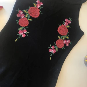 Tajt svart klänning - En så snygg och cool klänning från bluezoo. Är i barnstorlek men skulle säga att de är en xs om man vill ha den tajt🤩♥️ perfekt nu till sommaren!!