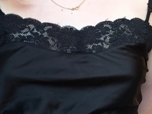 Kort spetstopp - Magtröja med spets från brandy Melville. Stretchiga tyg.