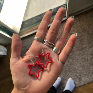 Handgjorda örhängen ⭐️  - Handgjorda örhängen i form av stjärnor, nickelfria. Kan göras i andra färger och storlekar vid beställning (men i det fallet kan priset öka). Frakten ligger på 11 kr. Finns fler modeller i min profil 🌻 