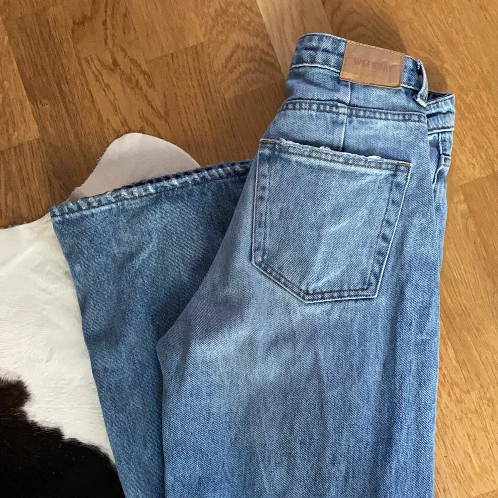 Weekday jeans i modellen ACE storlek 25/30. Säljer för att de är för stora för mig. Använda men i bra skick, litet hål längst ner på ena benet men som inte syns alls.. Jeans & Byxor.