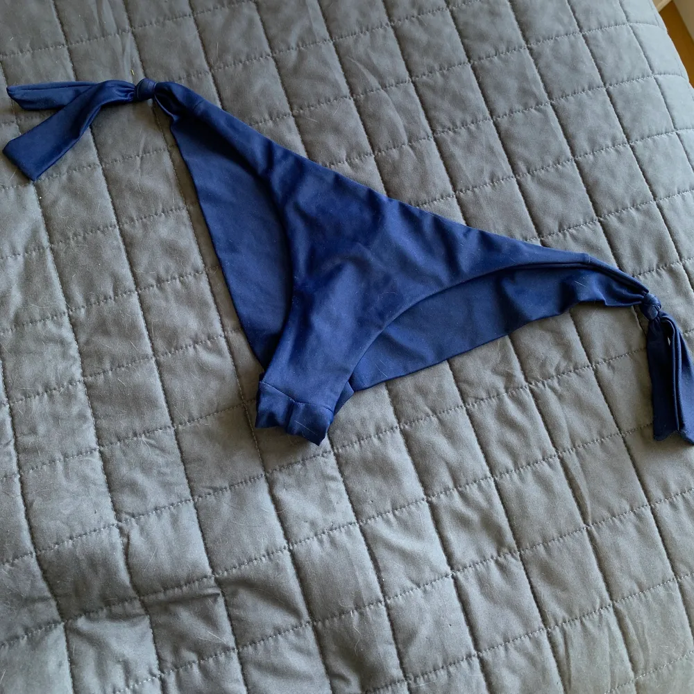 Säljer dessa mörkblåa bikinitrosorna ifrån Nelly.com. Brazilian modell med knutna snören på sidorna. Använda ett fåtal gånger men tvättas såklart innan frakt. Frakt tillkommer📦. Övrigt.
