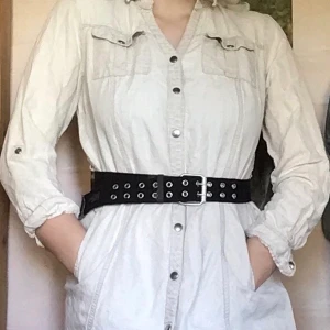 Skjortklänning  - Fräsch skjortklänning. Tyvärr saknas den nedersta knappen, men detta kan lätt åtgärdas med nål och tråd. 