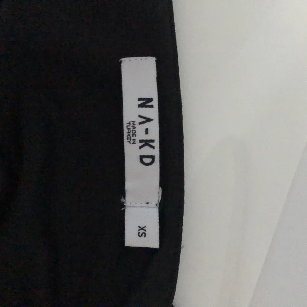 Säljer en helt ny svart silkesklänning från NAKD som använts knappt 1-2 ggr. Klänningen är i storlek Xs men passar även de som har S. Mötts upp i Stockholm/utanför Stockholm och kan fraktas! :) Ursprungspris: 699kr✨💕. Klänningar.