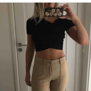 Beiga byxor  - Beiga byxor vida längst ner. Avklippta och upplagda, jag är 1.68 lång, men skulle nog säga att dom passar de personer som är något kortare också då dom är precis för mig. Frakt ingår i priset