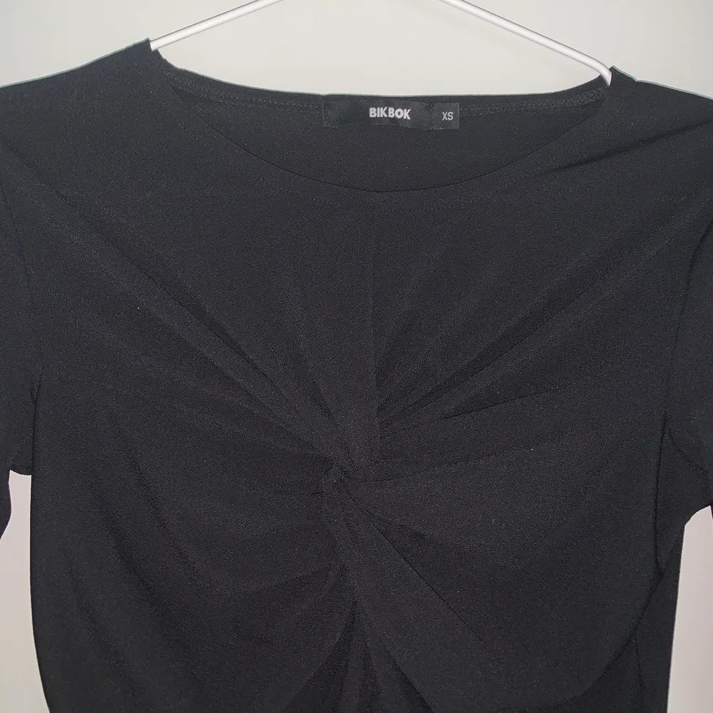 Supercool tröja från BikBok i storlek XS. Endast testad på, annars är den helt oanvänd. Snygg knytning som ger en snygg passform med stretchigt material! 50kr + frakt 🌻. Tröjor & Koftor.