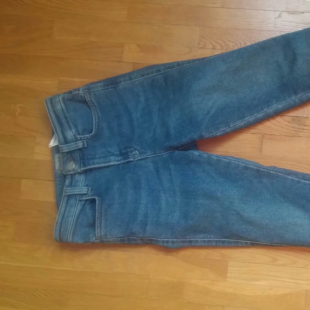 Oanvända slim stretch jeans från Filippa K i underbart fint jeans-material. Uppsydda av skräddare till längden 28. Jag har storlek 34 eller 25 på jeans i vanliga fall och dessa passar mig perfekt. Lan även passa en 24. Frakt tillkommer. Jeans & Byxor.