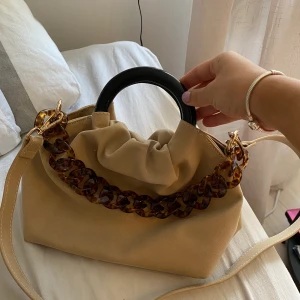 Väska från Na-kf - Snygg väska med både kort & långt band från Na-kd. Man kan koppla bort det långa bandet. Knappt använd. 