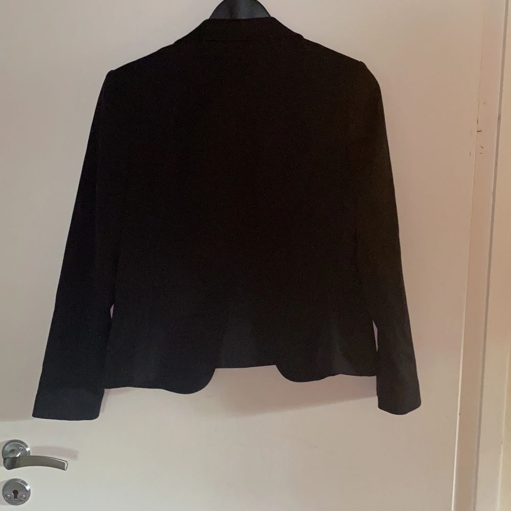 En svart kvinnlig kavaj i storlek 42 men jag som är vanligtvis 38 tycker den är lite för liten. Säljer den för 150 och frakten står köparen för.. Jackor.