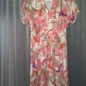 Klänning - Snygg klänning i rött/ Lila inlägg. Frakt tillkommer