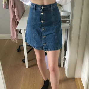 Jeans kjol - Söt jeanskjol som är använd va 1-3 ggr. Sitter skönt och man kan även ha skräp till.köparen står för frakt eller möts upp i Sthlm. Betalas via swish✨