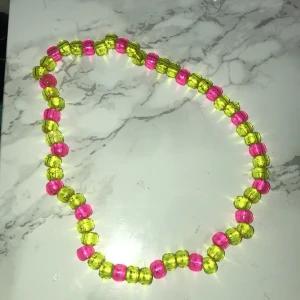 Hemmagjort pärlhalsband  - Halsbandet är i väldigt bra skick. I färgerna rosa och gult,passar till allt. Har ni några frågor så är det bara att skicka 
