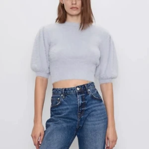 Zara tröja  - Säljer min knappt använda tröja från Zara. Storlek S och är i ett lite lurvigt material, SUPER SKÖN! Sälj pågrund av att den inte kommer till användning. Köparen står för frakt! 😍