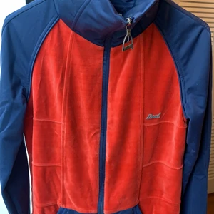 Diesel jacka  - Jordens snyggaste streetjacka från Diesel. WCT och Sammet! Mesh på insidan.  Dröm! Ren sorg att sälja men jag får inte plats i den längre 😑. Hög kvalite, perfekt skick, fodrad, broderat logo..den har allt!  Strl S.  frakt: 63 kr