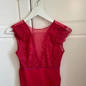 Röd spetsbody - Röd spetsbody från pieces, säljer för 80 kr inkl frakt