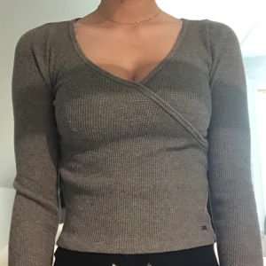 tröja från Hollister  - En fin och enkel grå tröja från Hollister. Sitter bra på och är storlek XS. Är i fint skick. 300kr inklusive frakt! 