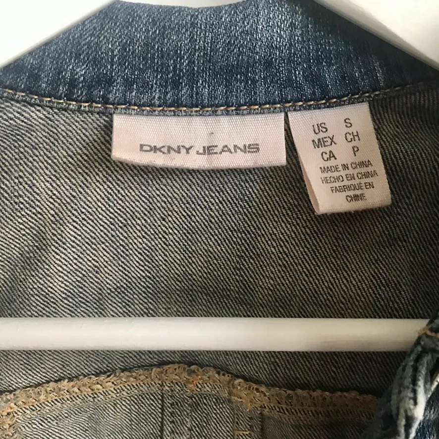 #Donna Karen jeansjacka. Knappt använt. Köparen betalar porto. Storlek S.. Jackor.