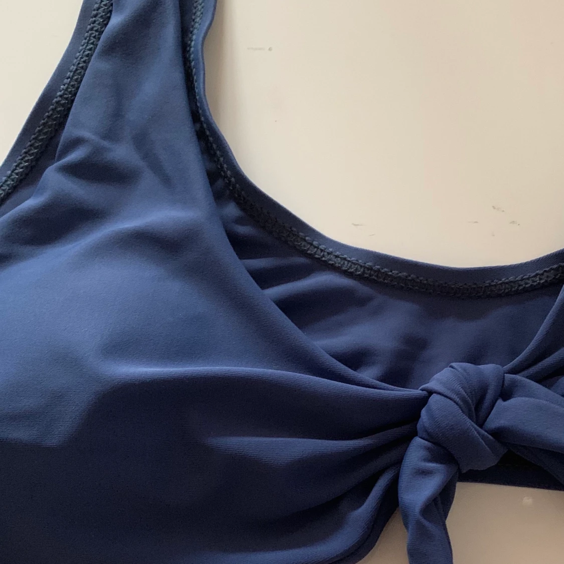 Marinblå bikini från Shein med knyte - 90