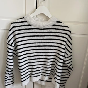 Stickad tröja NAKD - Randig stickad tröja , säljer för 150 kr inkl frakt!