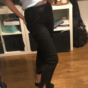 SVART KOSTYMBYXOR - Säljer mina fina svarta byxor kostymbyxor.💕 högmidjade och fina. Dock har de högra byxbenet sprättats upp lite, men går lätt att fixa. Därför säljer jag dom extra billigt!💝