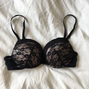 Push-up bh H&M - Push-up bh från hm i fin spets. Använd men gott skick (självklart tvättad). Storlek 75B/C