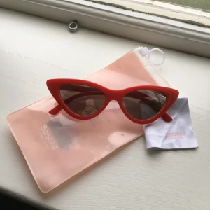 Cat eye solglasögon bershka - Supersnygga cat eye solglasögon från bershka. Bra skick, endast en liten repa som ej syns när dom är på.