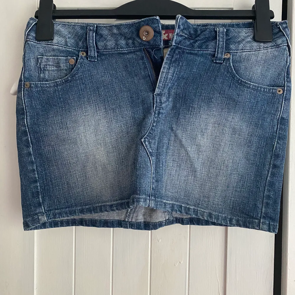 Jeans kjol i strl 164 i barn skulle säga att den passar någon med xs eller S. Kjolar.