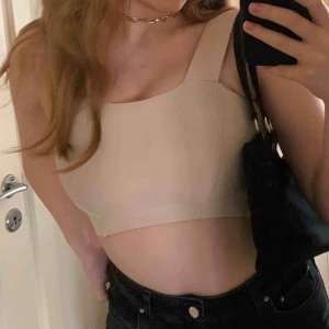  - nude-rosa croppat linne! Använt en gång, köparen står för frakt✨💕