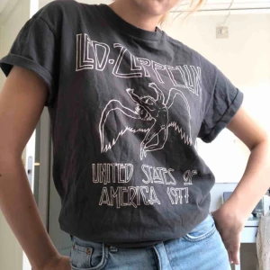  - Säljer denna supersnygga t-shirten eftersom den använd alldeles för lite! Skickar gärna, och då delar vi på frakten:)