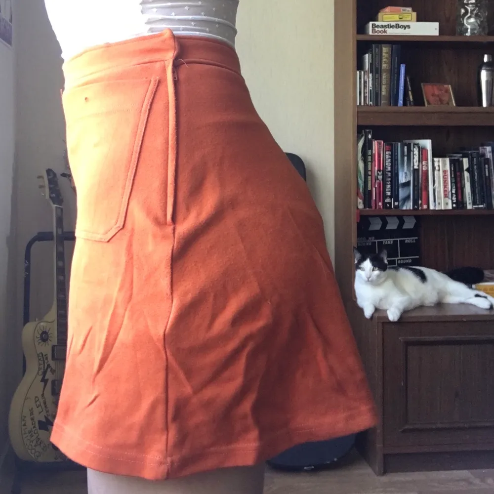 Orange kjol från H&M men köpt 2hand. Dragkedja i sidan, fickor fram, saknar knapp i linningen men finns hake så det är inget som stör eller syns. 70 pix + frakt! . Kjolar.