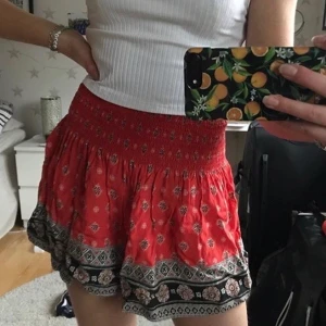 Skön kjol - Superskönt material, jättefint med en vit topp till