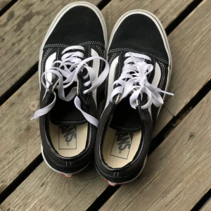 Vans - Nästintill helt nya Vans! Använda endast ett par gånger. Strl US 7, passar tight på en som vanligtvis har 38 och lite stort på en som vanligtvis har 37. Jag kan mötas i Göteborg, annars står köparen för frakt🧡