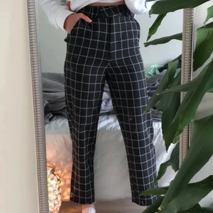 Rutiga byxor från NA-KD - Ett par raka byxor från naked i mjukt material. Nytt pris var 400kr. Frakt får köparen stå för, det brukar vara runt 60kr. 