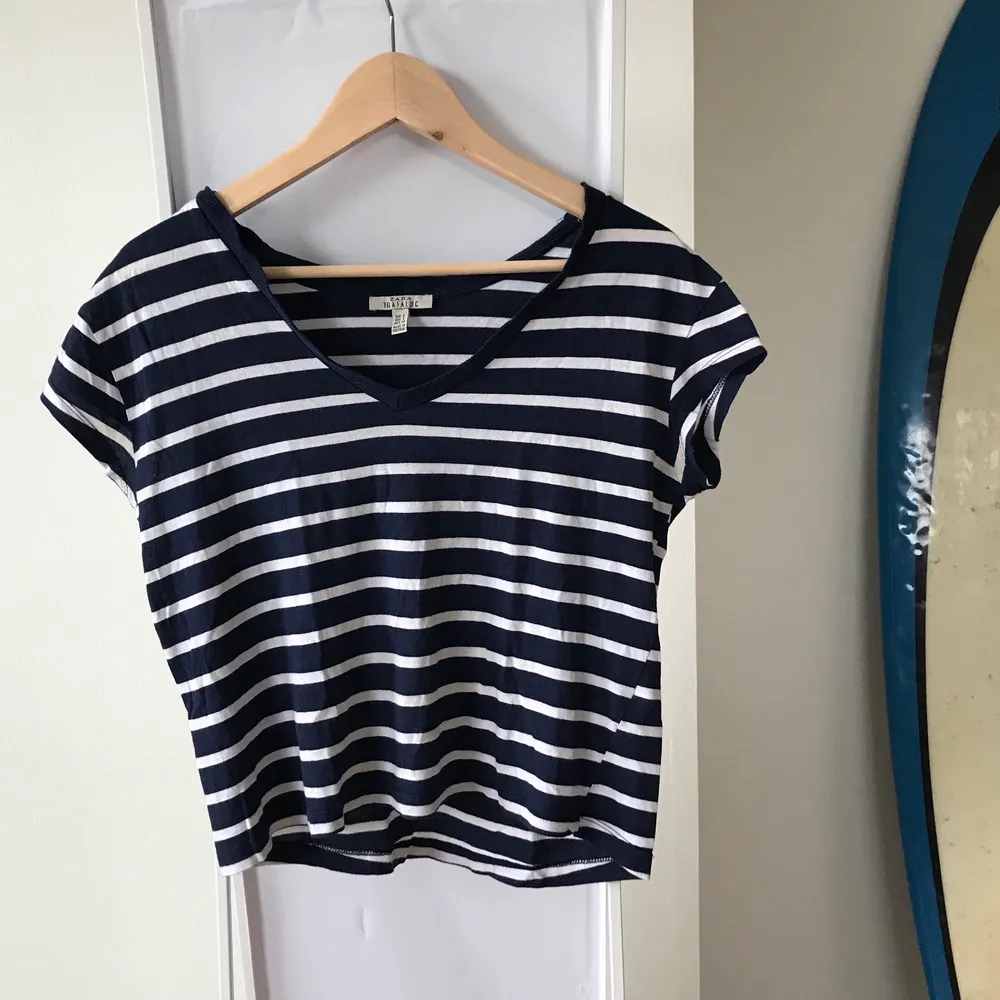 En vit/marinblå randig t-shirt från Zara. Faller fint & tunn, perfekt till sommaren😌 köparen står för frakten (42kr). T-shirts.