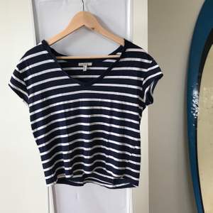 En vit/marinblå randig t-shirt från Zara. Faller fint & tunn, perfekt till sommaren😌 köparen står för frakten (42kr)