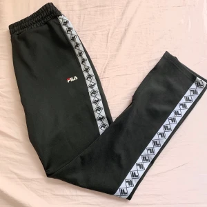 Fila byxor  - Svarta fila byxor köpt secondhand och är i jättebra skick 💜
