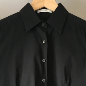 Svart skjorta från Prada  - Svart skjorta från Prada. Fint skick! Frakt 44 kr.