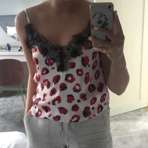 Satin linne - Säljer nu mitt super fina satin linne från H&M i storlek 34 men skulle säga att det passar en 36:a också med mindre byst. Använd cirka 2 ggr. Köparen står för frakten! Buda från 100 kr. 