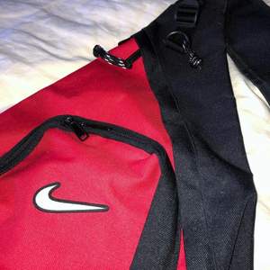 Cool vintage ryggsäck från Nike! Liten mörk fläck syns nertill men annars nyskick. 