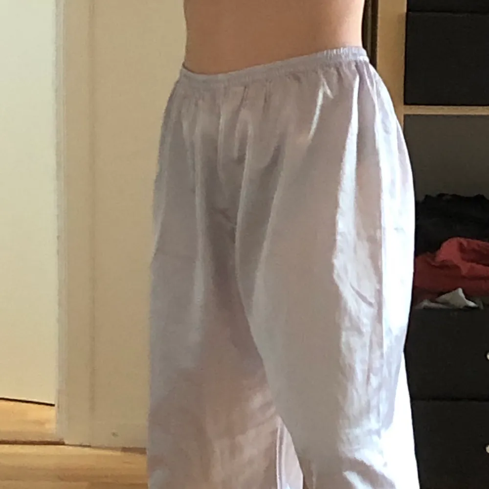 Säljer dessa super fina byxorna i siden/satin liknande material som tyvärr är alldeles för stora för mig. De har en fin ljus lila färg och skulle säkert passa mindre storlekar om man sydde in dom!. Farkut & Housut.