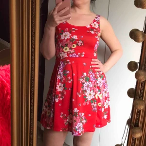  - Solklänning från HM. Aldrig använd. Lite stretchig. Liten i storleken.  Betala med swish!  Frakt 45 kr. Samfraktar om du köper något annat av mig.  