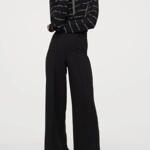 Svarta utsvängda byxor🖤 - Svarta utsvängda byxor ifrån HM, använda någon enstaka gång så de är i mycket gott skick! 