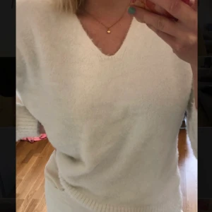 Mysig stickad tröja - En väldigt mysig och mjuk stickad tröja från Hm. Köptes för 299kr. Sparsamt använd i fint skick! Storlek: S, men passar även mig som är storlek M✨ Kan mötas upp i Stockholm, annars står du för frakt. Skriv till mig för info om fraktkostnad.