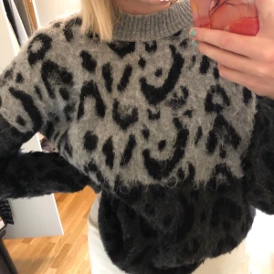 Stickad varm tröja - En mysig, varm tröja från Mango. Perfekt för kyliga sommarkvällar! Köptes för 399kr men säljs för 120kr. Storleken är L men passar även mig som är M. Kan mötas upp i Stockholm eller så står ni för frakten!💫