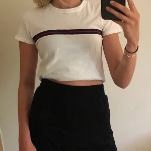 Topp från Brandy - Söt T-Shirt från Brandy Melville, har varit en stor favorit men använder tyvärr inte längre. Storleken är one size men skulle säga xs-m 💕💕 Har den uppvikt på första bilden så det är ingen crop top utan det är en normal lång T-Shirt. 100kr inkl frakt!