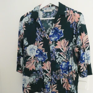 Skjorta Carin Wester - Blommig skjorta från Carin Wester. Storlek 42.Köparen betalar frakten.