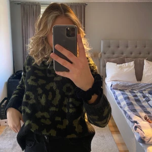 Stickad leopard tröja  - Säljer min fina stickade leopard tröja och är i storlek s💕 kunden står för frakten 