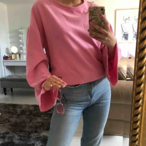 Sockersöt tröja - storlek S, svarta knyten på båda sidorna💘 i princip aldrig använd!  Kan mötas upp i Örebro, annars frakt på 63kr! 